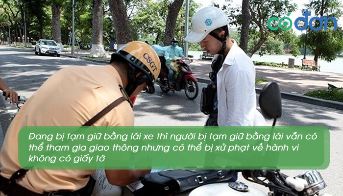 dang bi tam giu bang lai xe co duoc tham gia giao thong khong 3